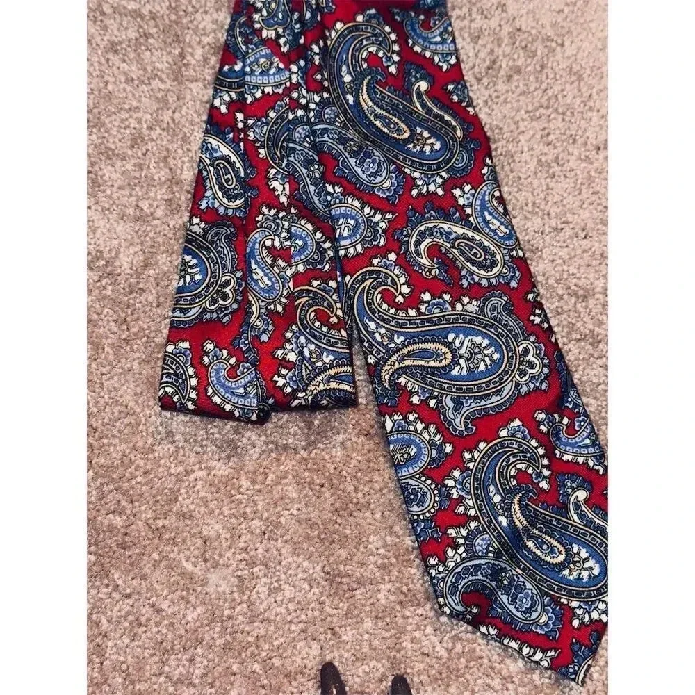Daniel Cremieux Men's Silk Tie Red multi Paisley Classic Length limited edition